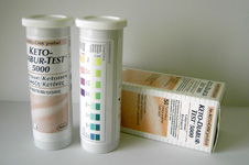 ketones test kit, photo by Caipira via Wikipedia