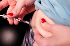 mujer inyectándose insulina