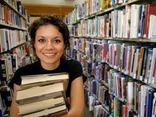 estudiante en la biblioteca