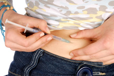 chica joven inyectándose insulina en el abdomen