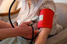 médico controlando la presión sanguínea