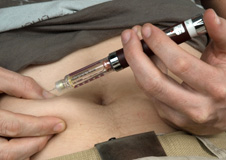 man injecting insulin into abdomen