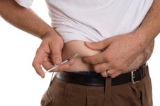 man injecting insulin into abdomen