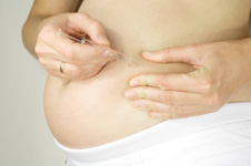 mujer embarazada inyectándose insulina